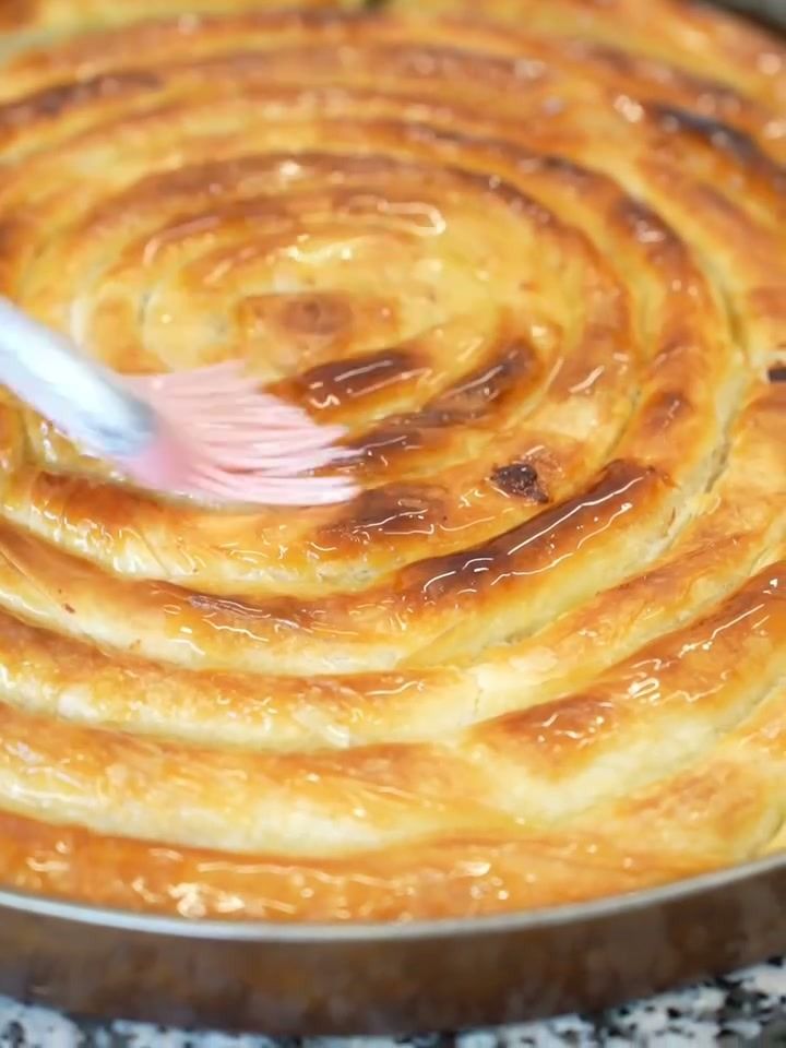 Spiral Boşnak böreğinin kızarmış, katmanlı yüzeyi yakından