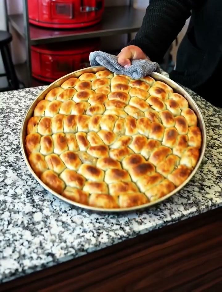 Fırından çıkmış, üstü kızarmış Boşnak mantısı tepsisi