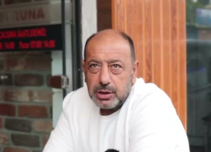 Furuna’nın önünde masada oturan, börek hakkında konuşan bir müdavim